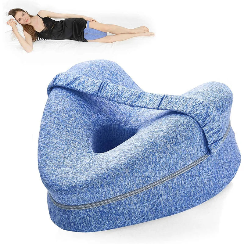 Almohada Suave Descanso color azul - mujer durmiendo de lado con almohada entre las piernas