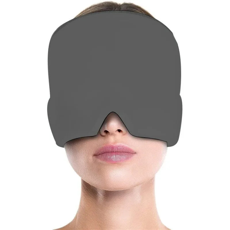 Gorro de gel terapéutico color gris - mujer usando el gorro como antifaz para terapia de frío