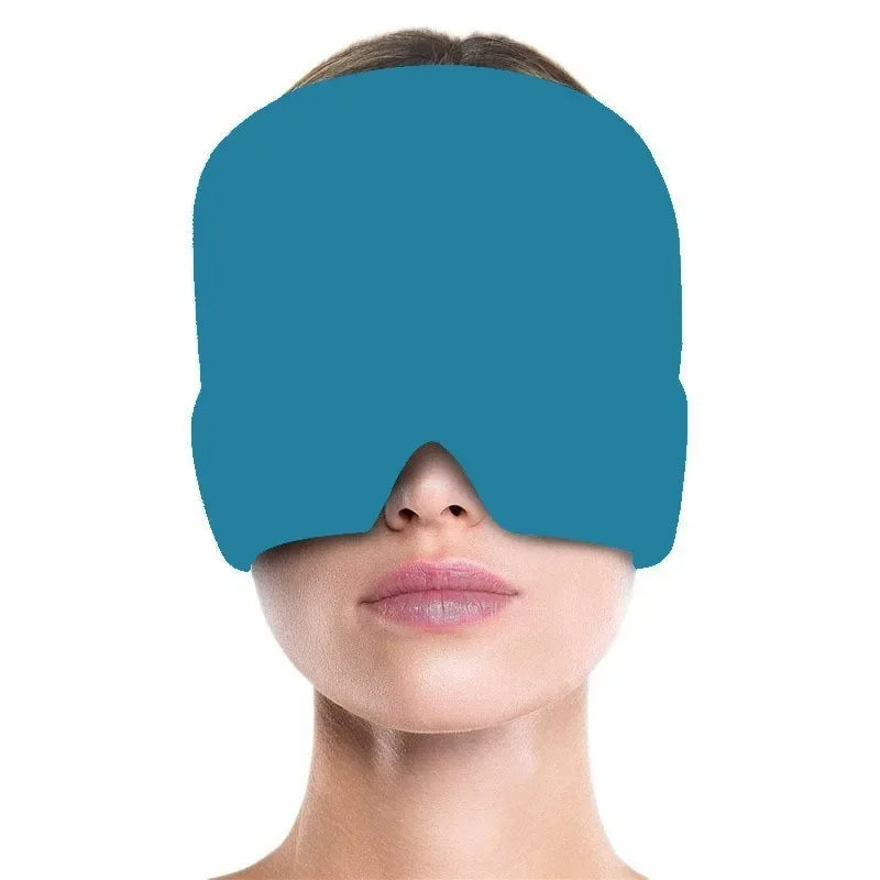 Gorro de gel terapéutico color azul - mujer usando el gorro como antifaz para relajación