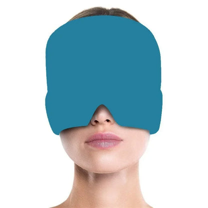 Gorro de gel terapéutico color azul - mujer usando el gorro como antifaz para relajación