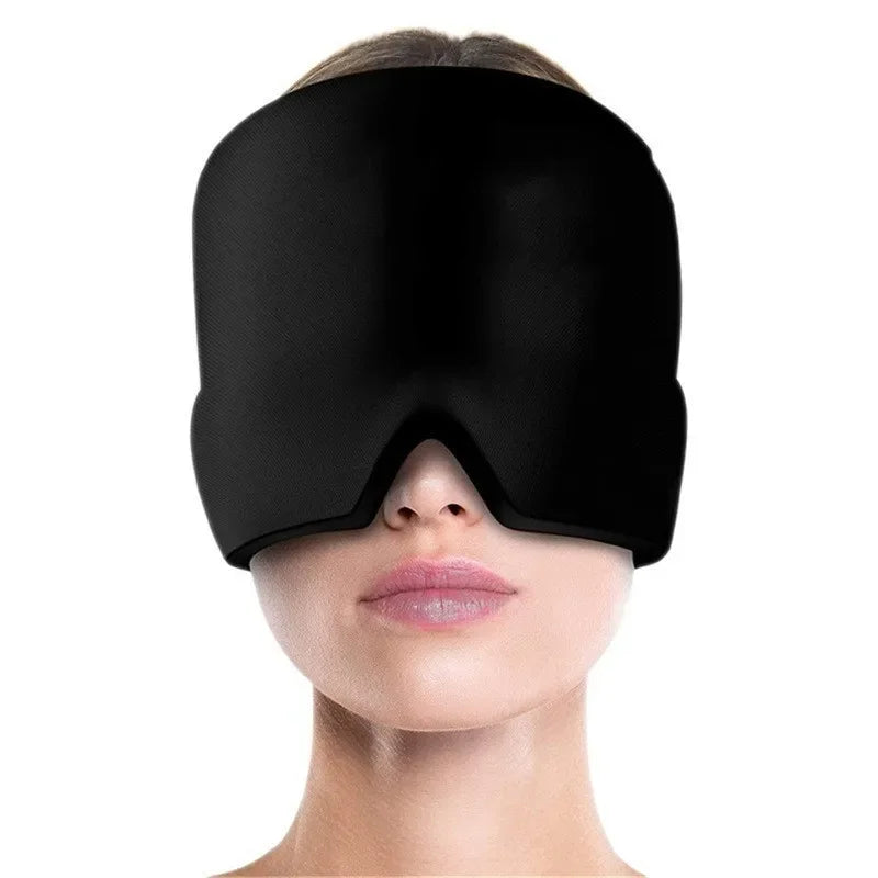 Gorro de gel terapéutico color negro - mujer usando el gorro como antifaz para terapia de frío