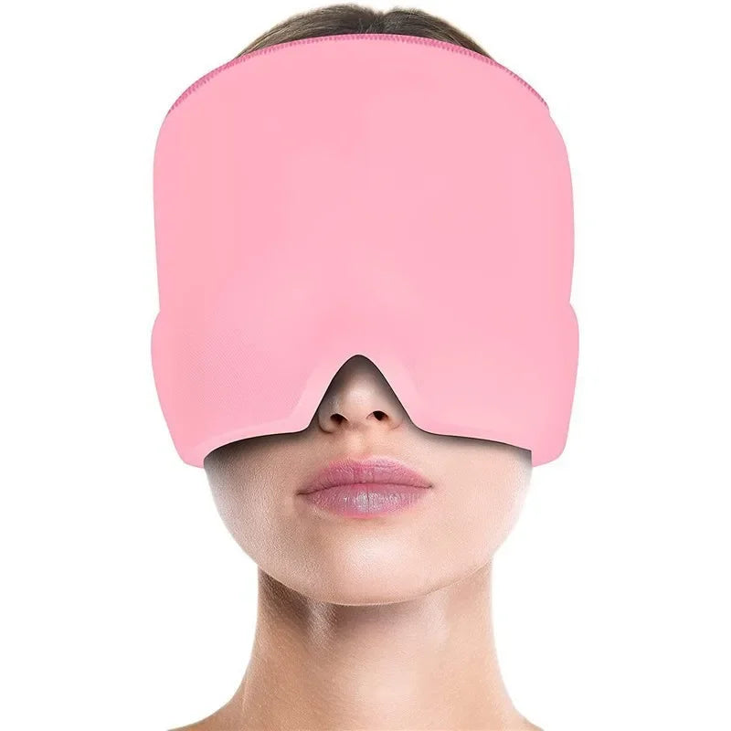 Gorro de gel terapéutico color rosa - mujer usando el gorro como antifaz para relajación y descanso