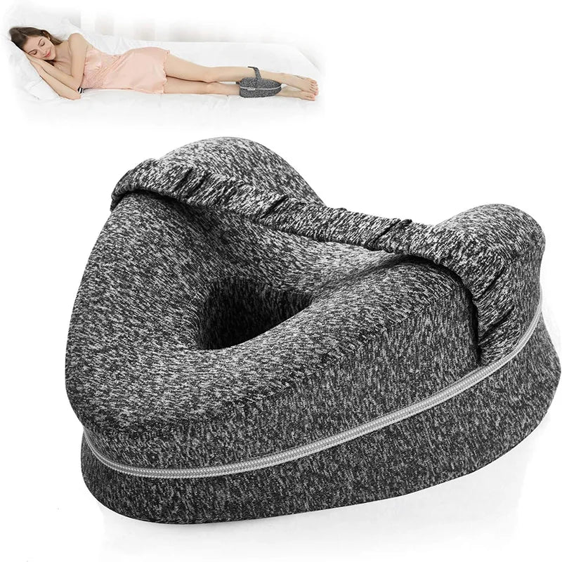 Almohada Suave Descanso color gris - mujer durmiendo de lado con almohada ortopédica entre las piernas